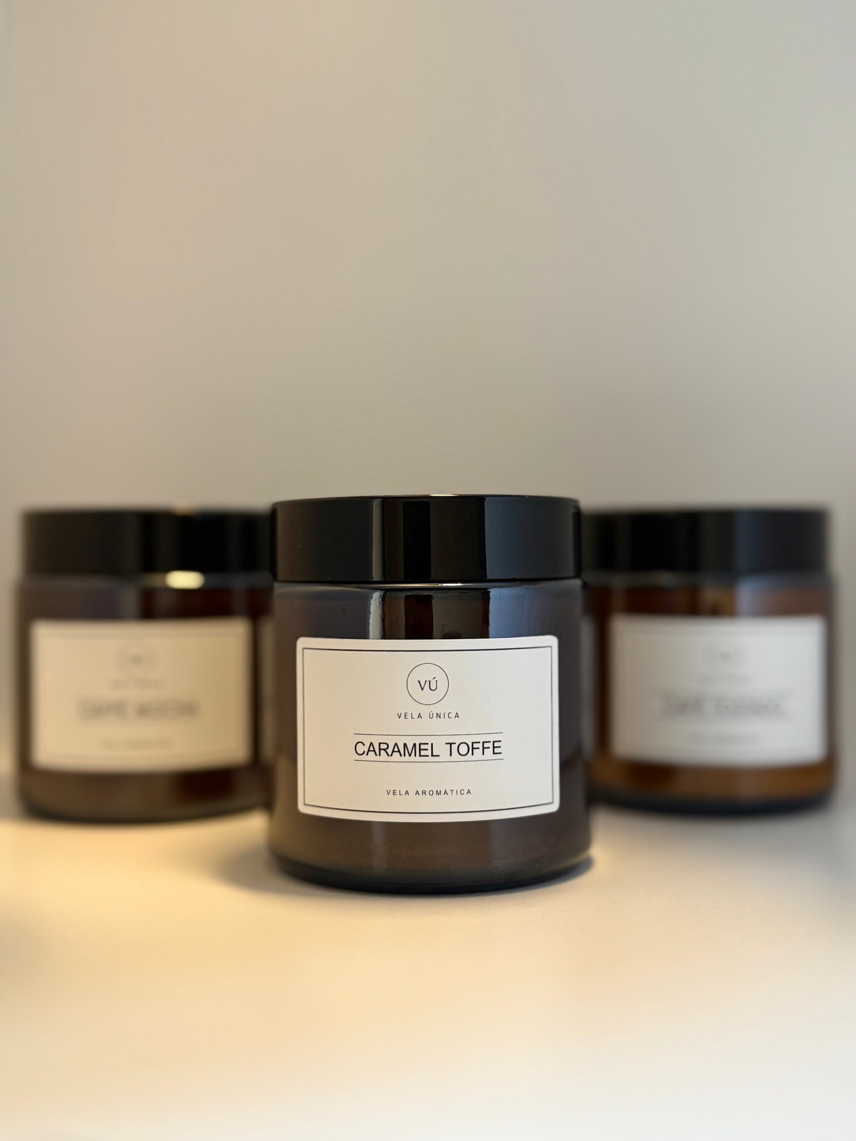 Vela aromática artesanal en vaso de cristal, con mecha de algodón y cera vegetal