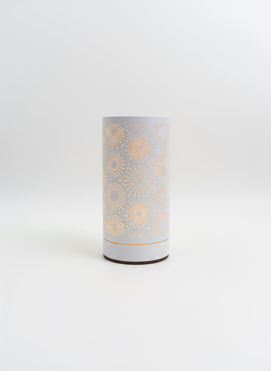 Quemador táctil de lámpara Vela Única en color blanco con diseño calado geométrico, regulador de intensidad por toque