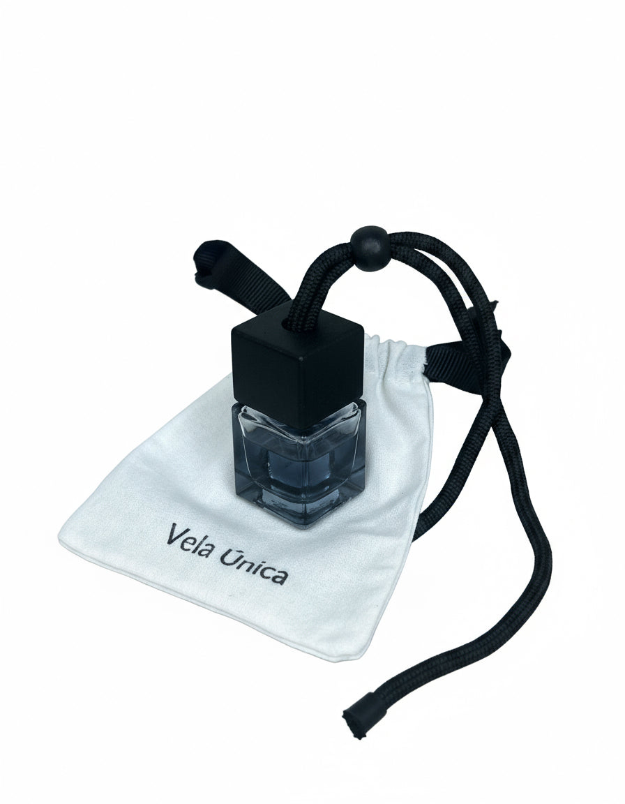 Ambientador de coche Vela Única, frasco de cristal negro con fragancia premium, elegante y duradera, presentado con bolsa de tela reutilizable.