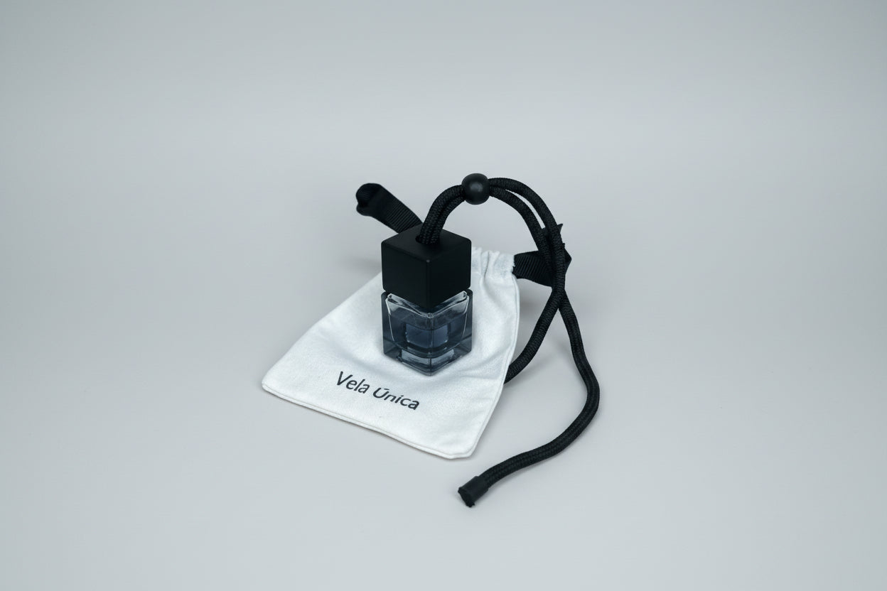 Ambientador de coche Vela Única, frasco de cristal negro con fragancia premium, elegante y duradera, presentado con bolsa de tela reutilizable.