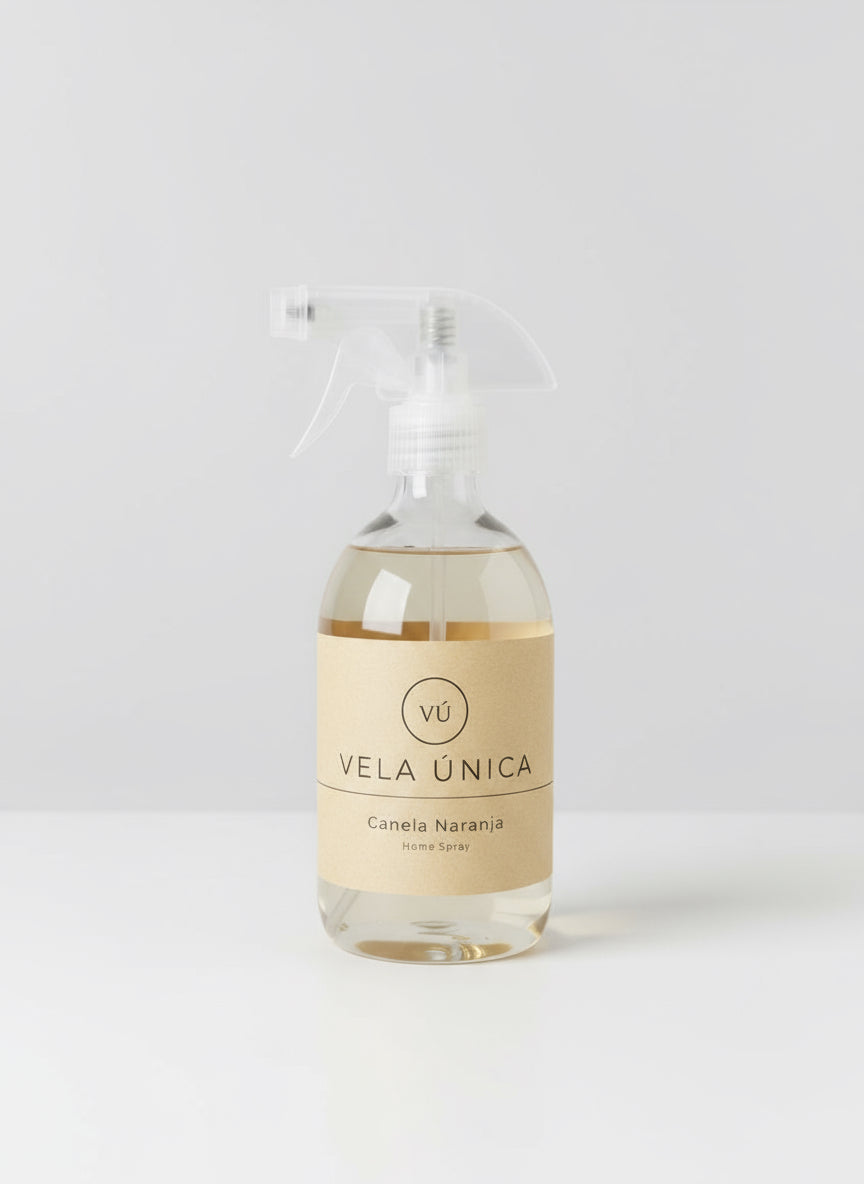 Ambientador textil Canela Naranja de Vela Única, fragancia cálida y especiada con notas de canela y cáscara de naranja, elaborado con esencias naturales premium.