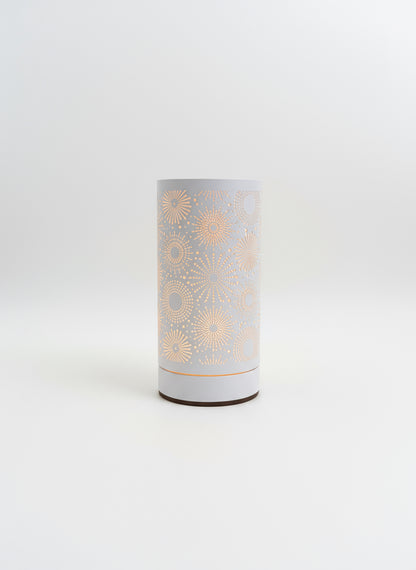 Quemador táctil de lámpara Vela Única en color blanco con diseño calado geométrico, regulador de intensidad por toque