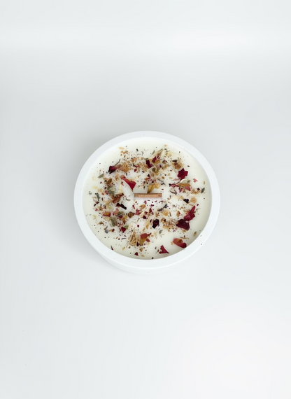 Vela decorativa artesanal en recipiente de resina ecológica blanca, decorada con flores secas naturales y mecha de madera 