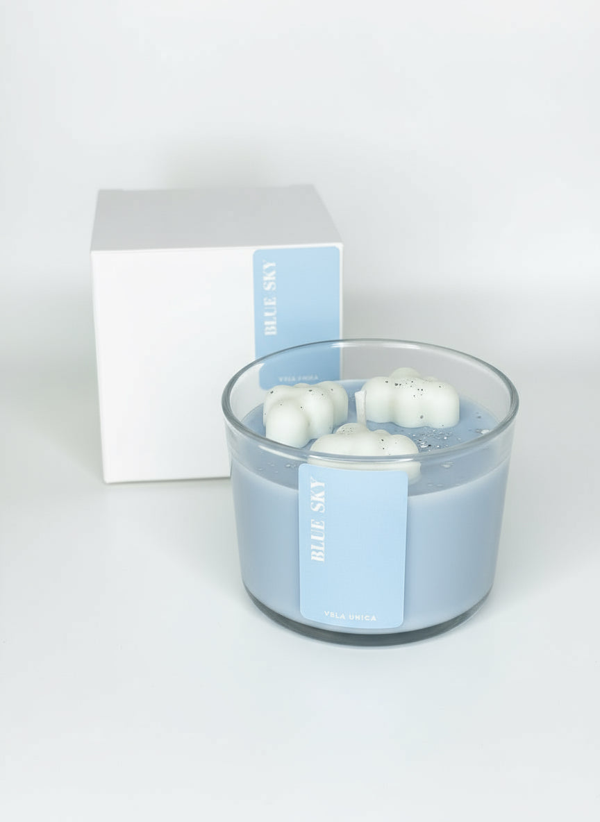 Vela aromática Blue Sky de Vela Única, fragancia fresca y ligera con notas de algodón y brisa marina, elaborada con cera vegetal premium.
